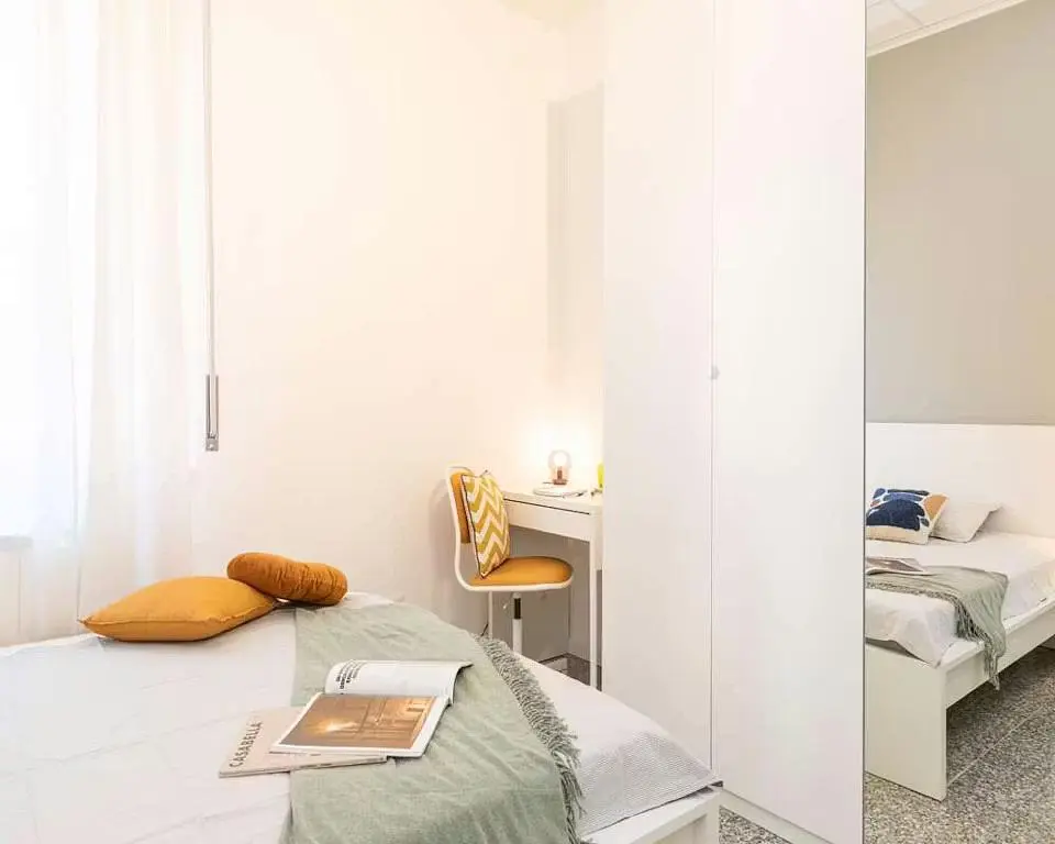 Woonkamer; houten vloer, natuurlijk licht, moderne stijl, hoge plafonds