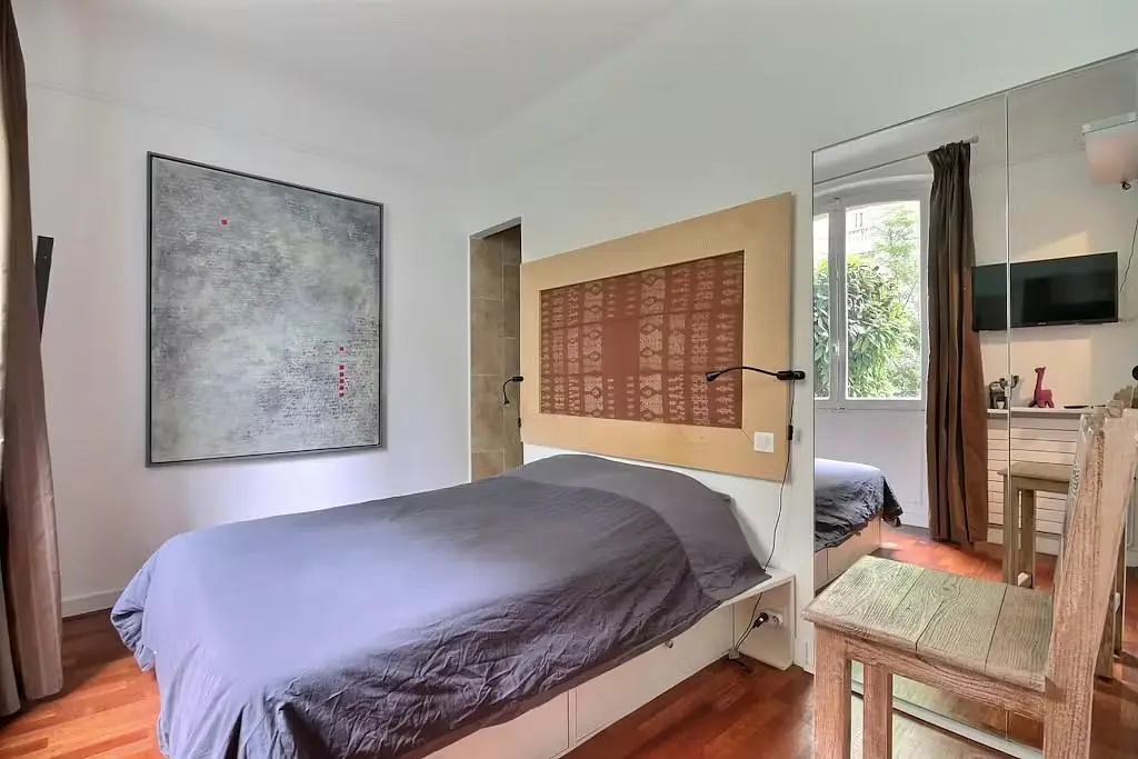 Woonkamer; houten vloer, natuurlijk licht, moderne stijl, hoge plafonds