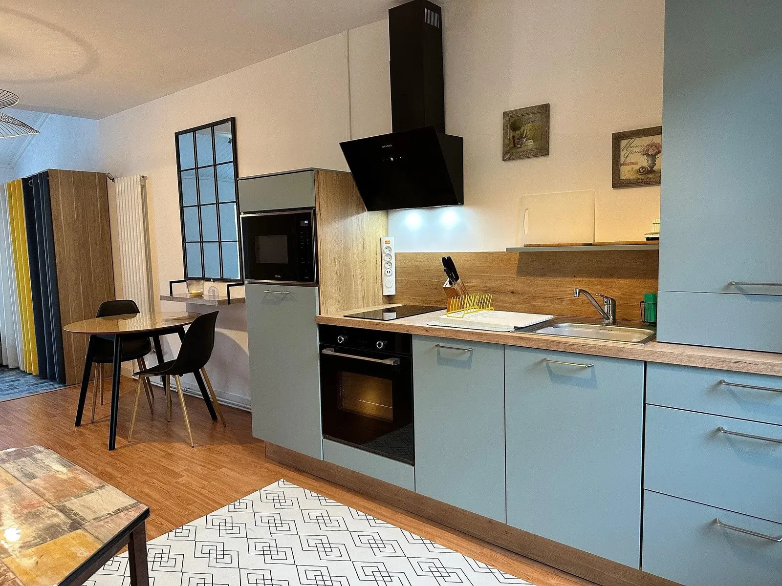 Σαλόνι; ξύλινο πάτωμα, φυσικό φως, μοντέρνο στυλ, ψηλά ταβάνια