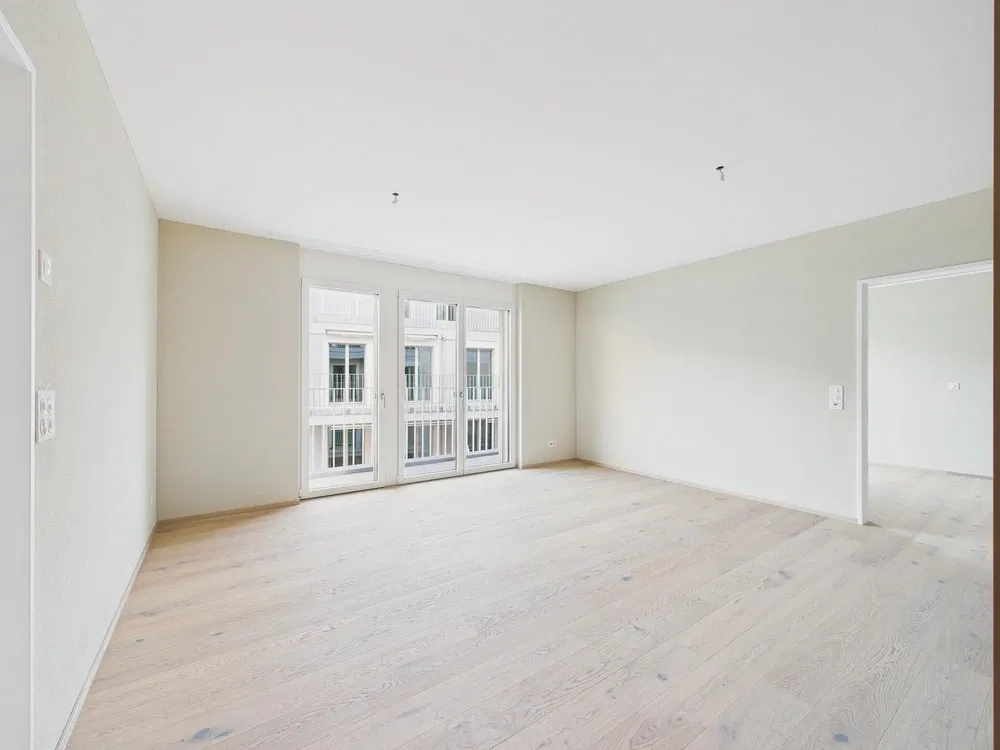 Sala de estar; chão de madeira, luz natural, estilo moderno, teto alto