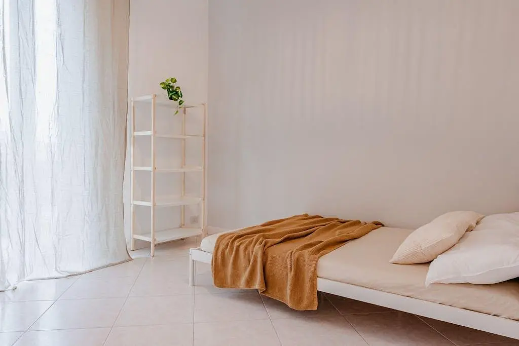 Кухня; кухненски уреди, дървен под, естествена светлина, модерен стил, ремонтиран