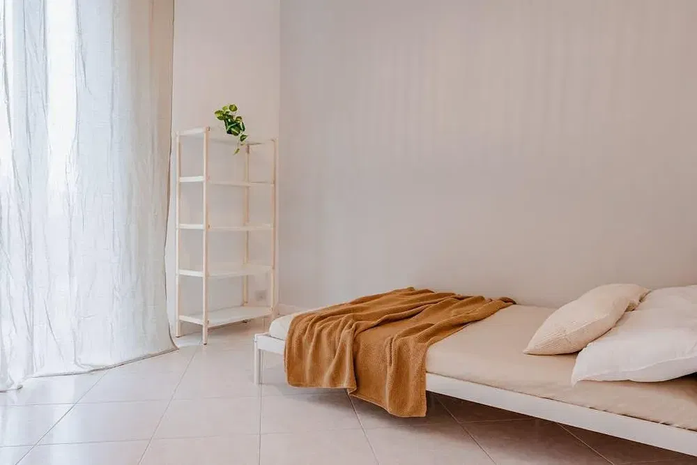 Кухня; кухненски уреди, дървен под, естествена светлина, модерен стил, ремонтиран