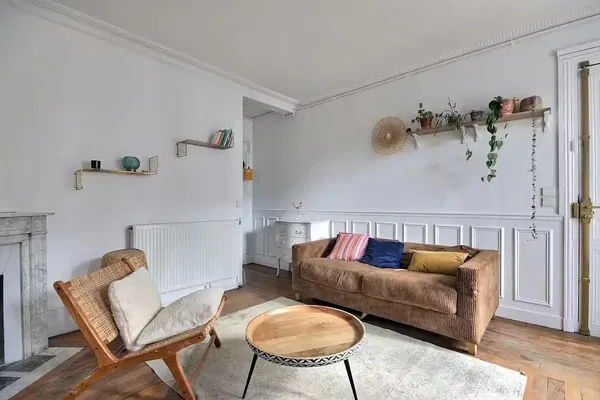 Sala de estar; chão de madeira, luz natural, estilo moderno, teto alto