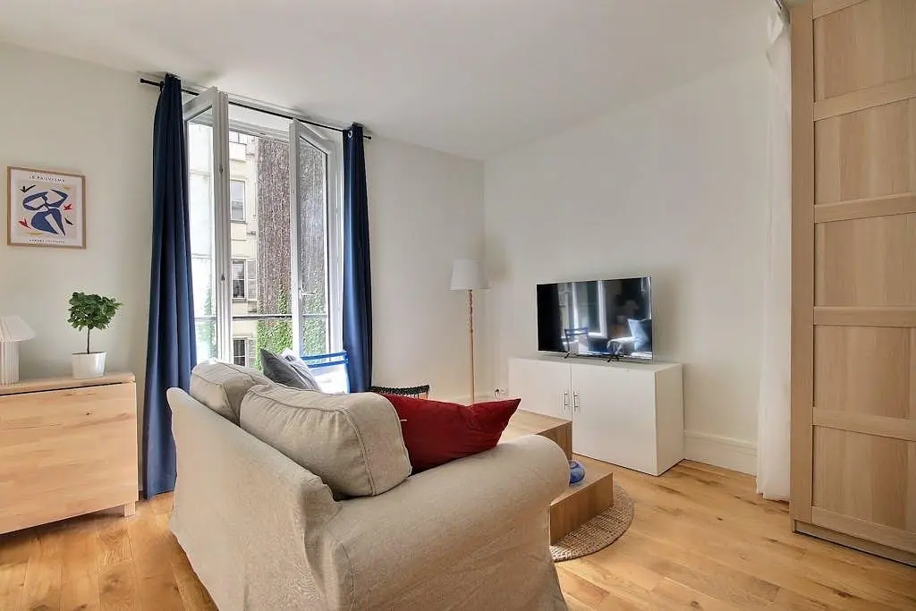 Хол; дървен под, естествена светлина, модерен стил, високи тавани