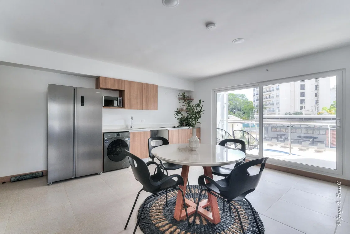 Wohnzimmer; tageslicht, holzboden, moderner stil, hohe decken