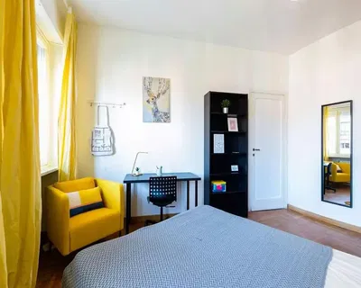 Living room; wood floor, natural light, modern style, high ceiling