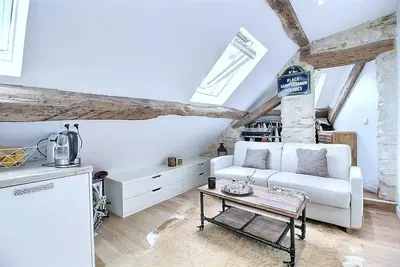 Хол; дървен под, естествена светлина, модерен стил, високи тавани