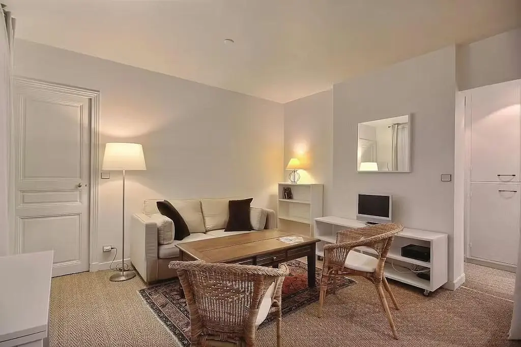 Living room; wood floor, natural light, modern style, high ceiling