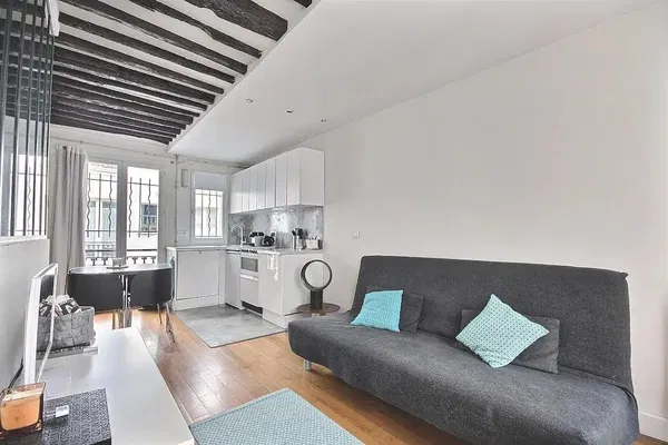 Living room; wood floor, natural light, modern style, high ceiling