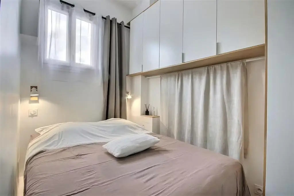 Obývací pokoj; dřevěná podlaha, přirozené světlo, moderní styl, vysoké stropy