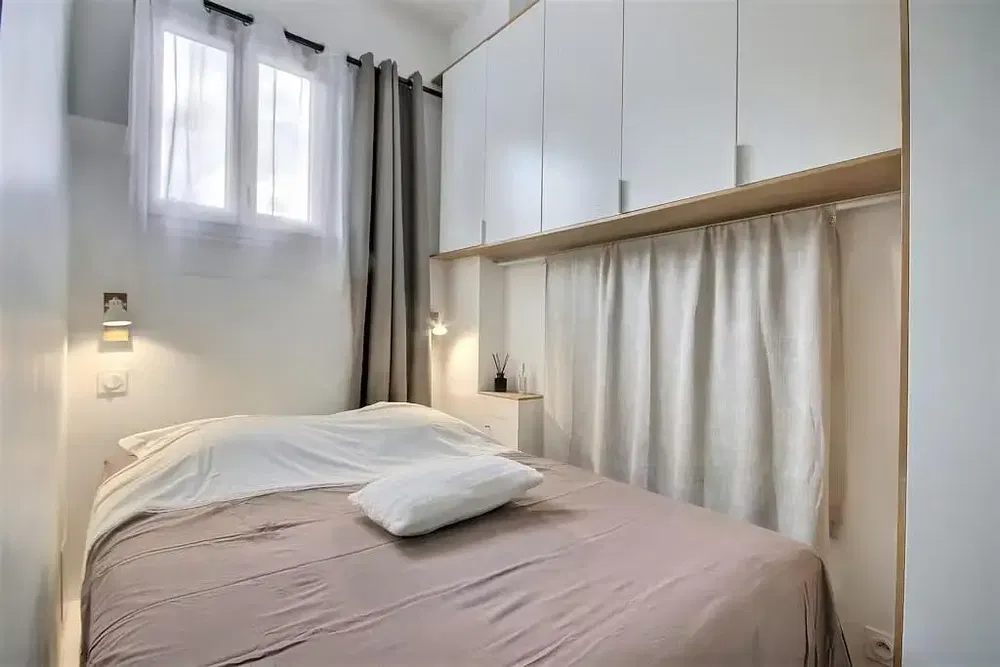 Obývací pokoj; dřevěná podlaha, přirozené světlo, moderní styl, vysoké stropy