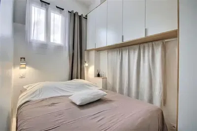 Obývací pokoj; dřevěná podlaha, přirozené světlo, moderní styl, vysoké stropy