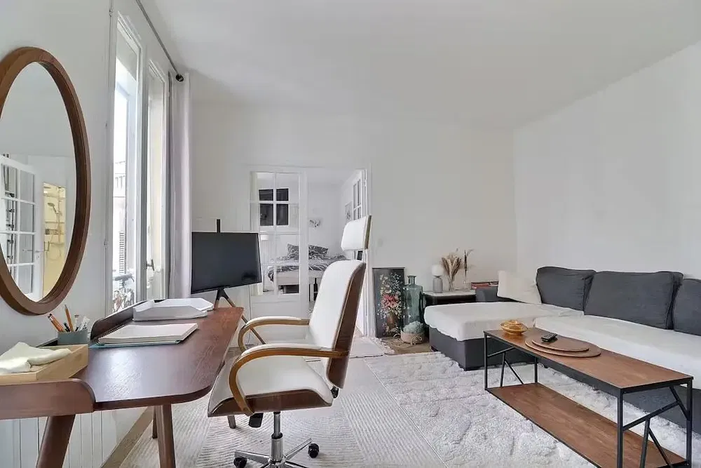 Kuchyně; kuchyňské spotřebiče, dřevěná podlaha, přirozené světlo, moderní styl, po rekonstrukci