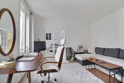 Kuchyně; kuchyňské spotřebiče, dřevěná podlaha, přirozené světlo, moderní styl, po rekonstrukci