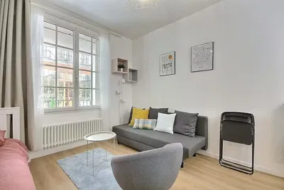 Хол; дървен под, естествена светлина, модерен стил, високи тавани