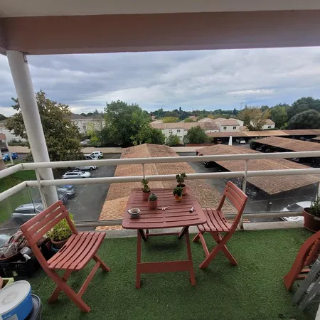 Σαλόνι; ξύλινο πάτωμα, φυσικό φως, μοντέρνο στυλ, ψηλά ταβάνια