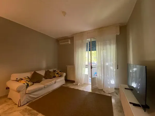 Cucina; elettrodomestici, pavimento in legno, luce naturale, stile moderno, ristrutturato