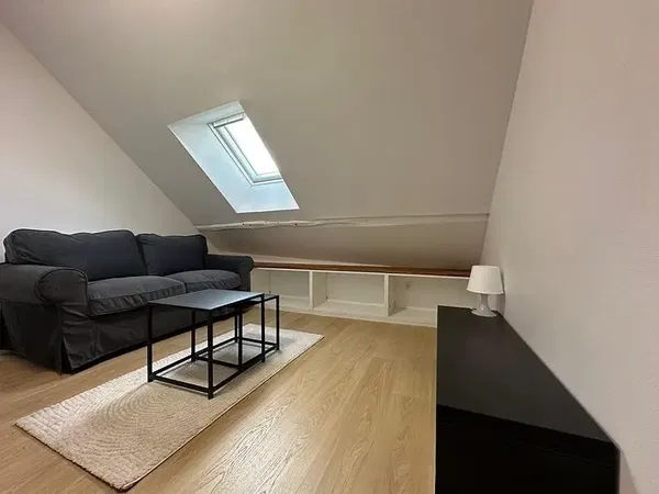 Σαλόνι; ξύλινο πάτωμα, φυσικό φως, μοντέρνο στυλ, ψηλά ταβάνια