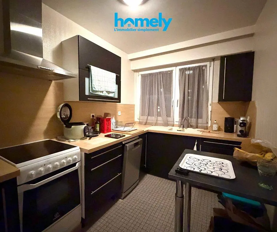 Κουζίνα; συσκευές κουζίνας, ξύλινο πάτωμα, φυσικό φως, μοντέρνο στυλ, ανακαινισμένο