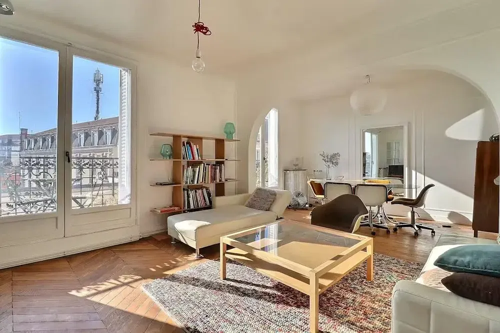 Living room; wood floor, natural light, modern style, high ceiling