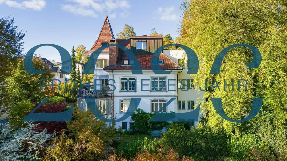 Woonkamer; houten vloer, natuurlijk licht, moderne stijl, hoge plafonds
