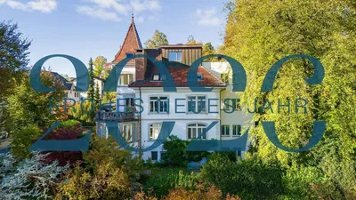 Woonkamer; houten vloer, natuurlijk licht, moderne stijl, hoge plafonds