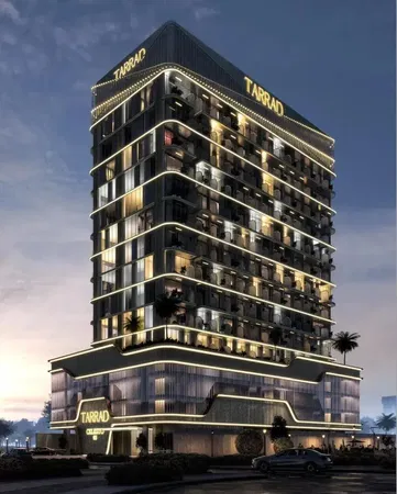 Woonkamer; houten vloer, natuurlijk licht, moderne stijl, hoge plafonds