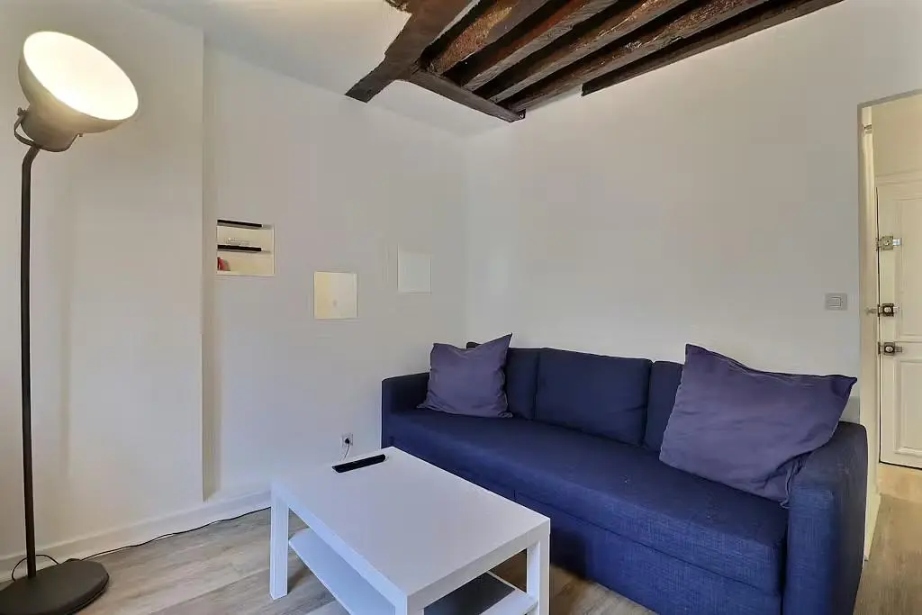 Wohnzimmer; holzboden, tageslicht, moderner stil, hohe decken