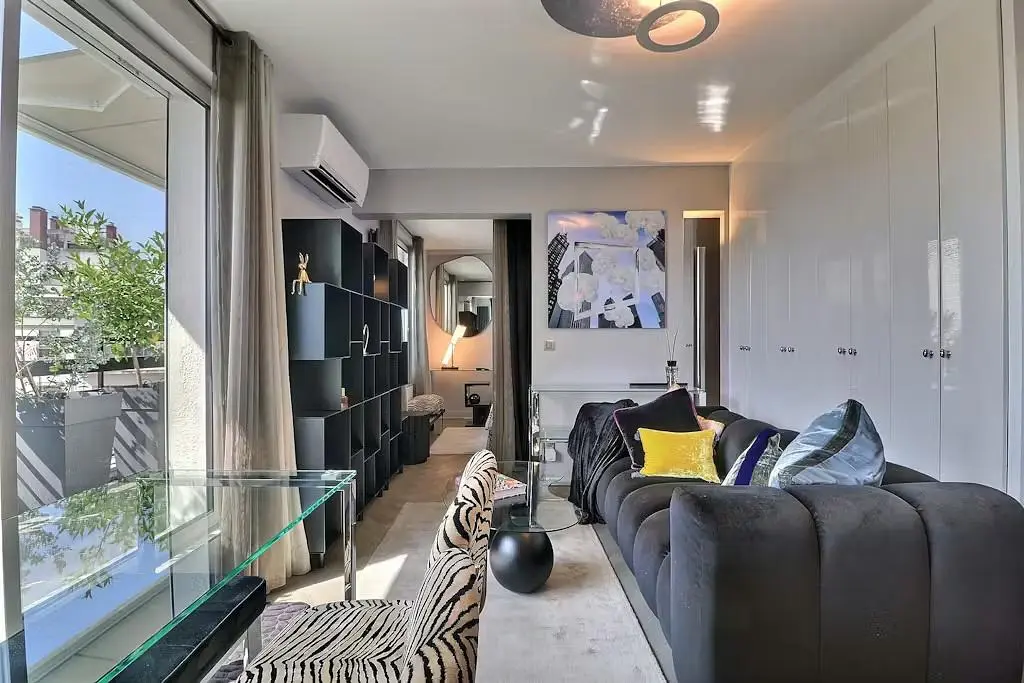 Cucina; elettrodomestici, pavimento in piastrelle, luce naturale, stile moderno, ristrutturato