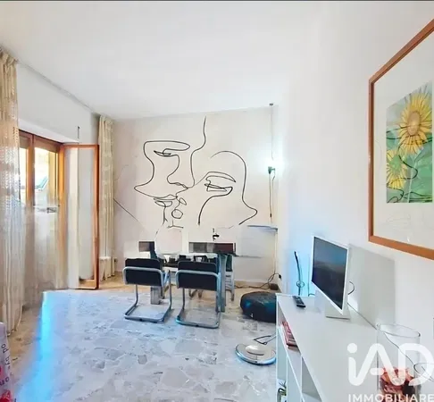 Keuken; keukenapparatuur, houten vloer, natuurlijk licht, moderne stijl, gerenoveerd