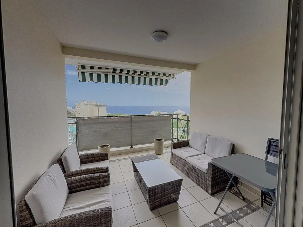 Σαλόνι; ξύλινο πάτωμα, φυσικό φως, μοντέρνο στυλ, ψηλά ταβάνια