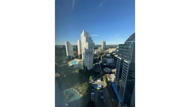 Soggiorno; pavimento in legno, luce naturale, stile moderno, soffitti alti