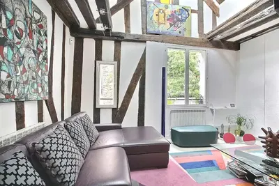 Wohnzimmer; holzboden, tageslicht, moderner stil, hohe decken