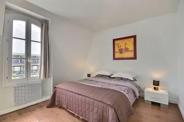 Living room; wood floor, natural light, modern style, high ceiling