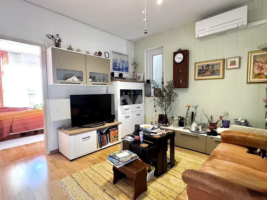 Wohnzimmer; holzboden, tageslicht, moderner stil, hohe decken