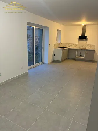 Kuchyně; kuchyňské spotřebiče, dřevěná podlaha, přirozené světlo, moderní styl, po rekonstrukci