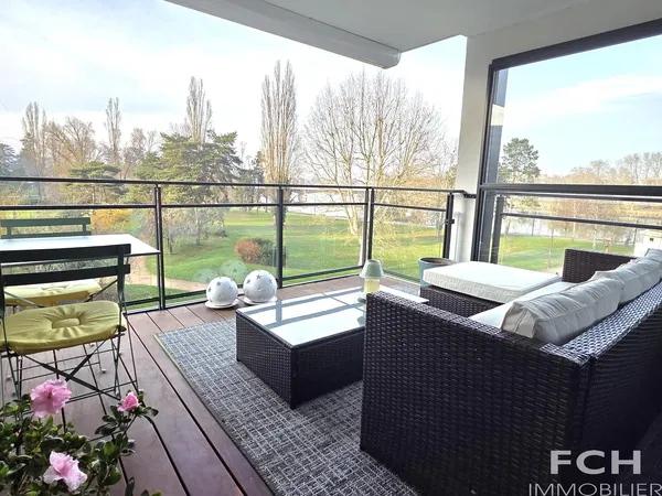 Obývací pokoj; dřevěná podlaha, přirozené světlo, moderní styl, vysoké stropy