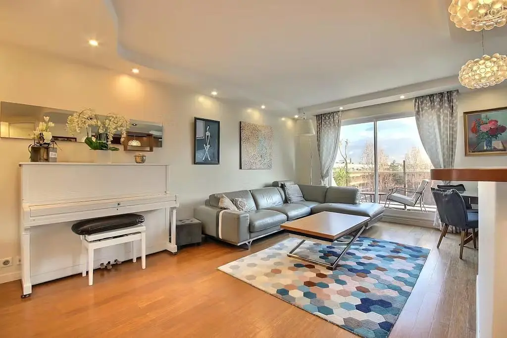 Kuchyně; kuchyňské spotřebiče, dřevěná podlaha, přirozené světlo, moderní styl, po rekonstrukci