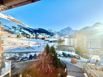 Хол; дървен под, естествена светлина, модерен стил, високи тавани