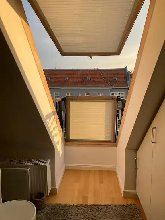 Salón; suelo de madera, luz natural, estilo moderno, techos altos