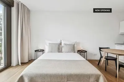 Salón; suelo de madera, luz natural, estilo moderno, techos altos