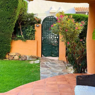 Wohnzimmer; holzboden, tageslicht, moderner stil, hohe decken