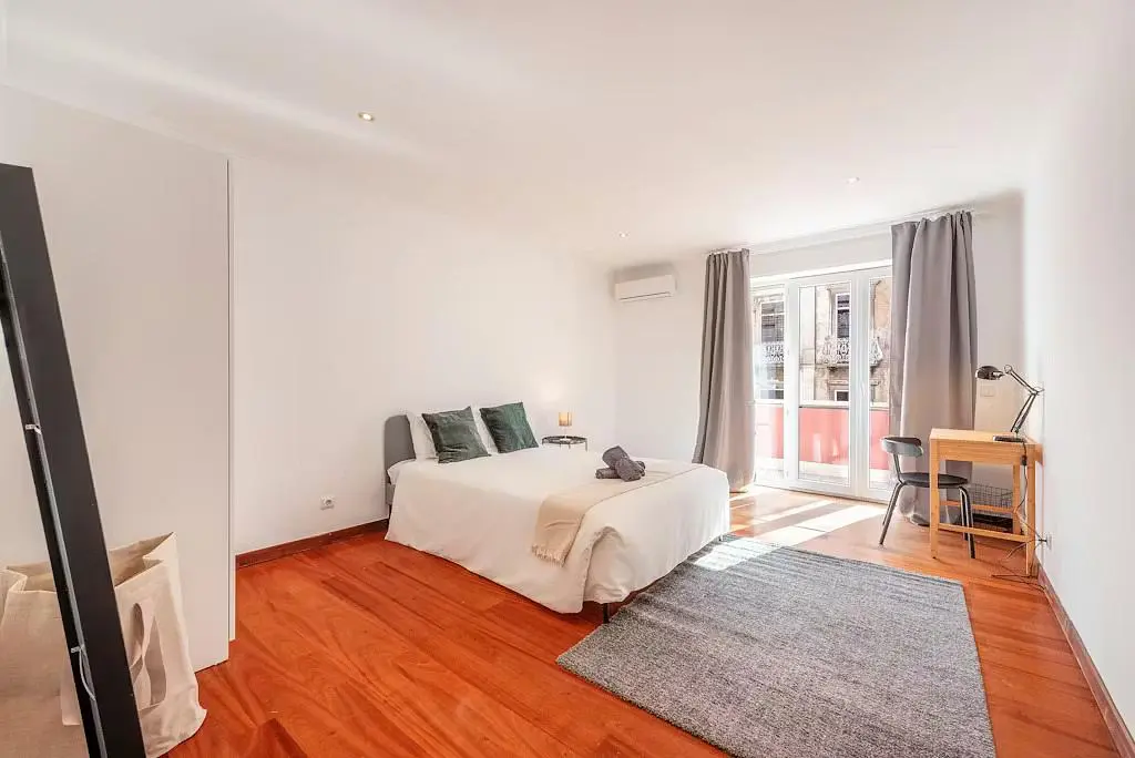 Living room; wood floor, natural light, modern style, high ceiling