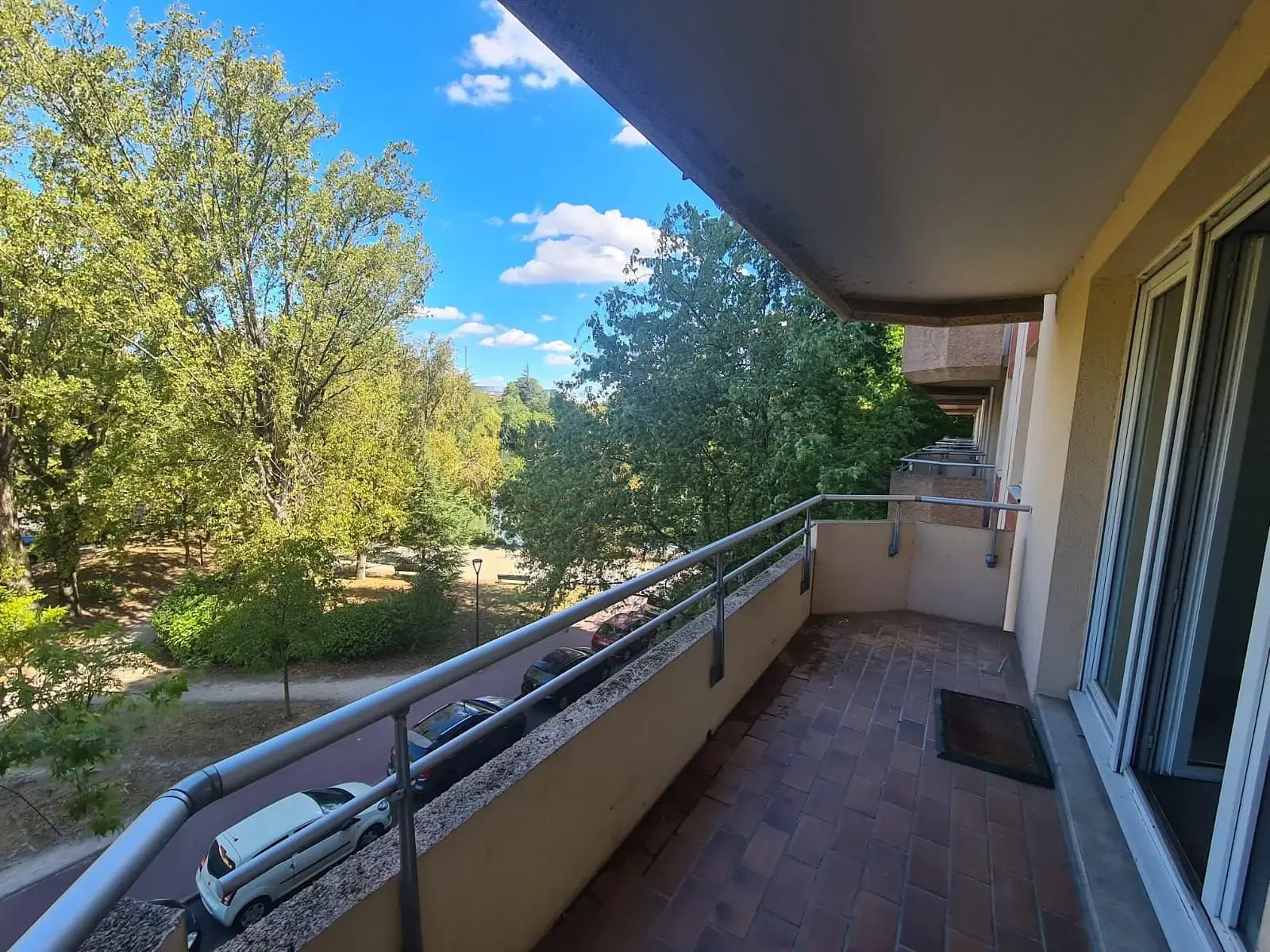 Wohnzimmer; holzboden, tageslicht, moderner stil, hohe decken