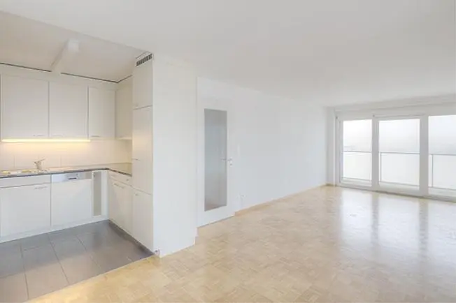 Salon; parquet, lumière naturelle, style moderne, hauteur sous plafond