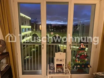 Σαλόνι; ξύλινο πάτωμα, φυσικό φως, μοντέρνο στυλ, ψηλά ταβάνια