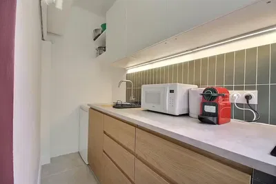 Soggiorno; pavimento in legno, luce naturale, stile moderno, soffitti alti