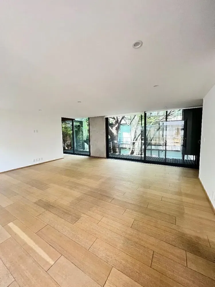 Salon; parquet, lumière naturelle, style moderne, hauteur sous plafond
