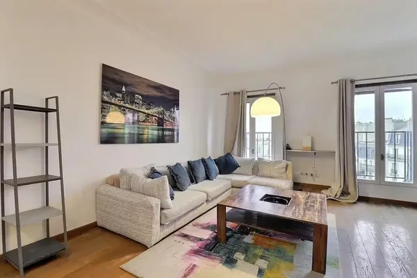 Cuisine; électroménager, parquet, lumière naturelle, style moderne, rénové