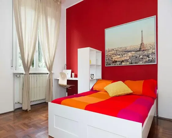 Obývací pokoj; dřevěná podlaha, přirozené světlo, moderní styl, vysoké stropy